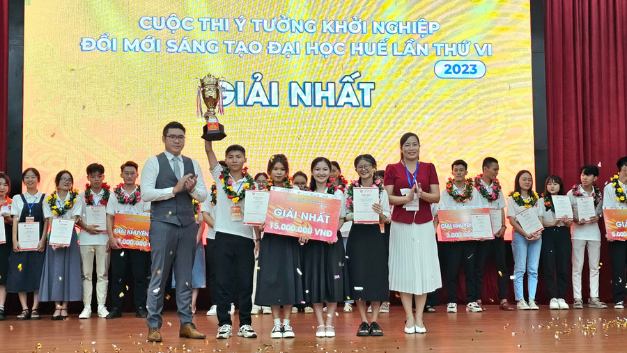 Trao giải Nhất cuộc thi Ý tưởng khởi nghiệp đổi mới sáng tạo cho nhóm dự án với ý tưởng "Happy class - lớp học hạnh phúc". Trao giải Nhất cuộc thi Ý tưởng khởi nghiệp đổi mới sáng tạo cho nhóm dự án với ý tưởng "Happy class - lớp học hạnh phúc".
