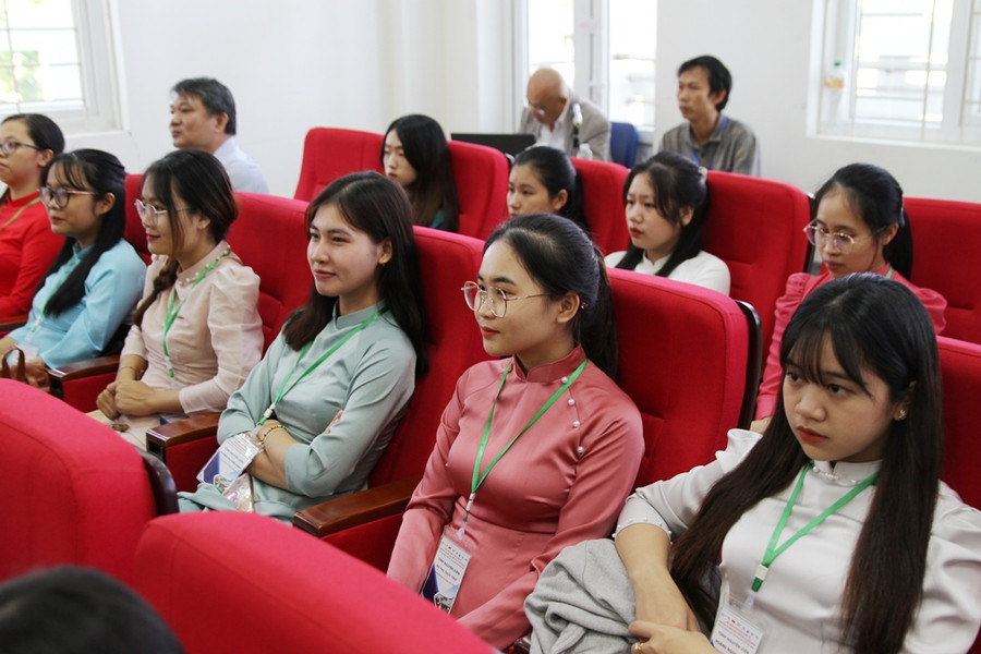 Sự ảnh hưởng của các nền văn hóa khác nhau đến giới trẻ đang diễn ra hết sức rộng rãi và nhanh chóng. Vấn đề được nhiều sinh viên đến Hội thảo tìm hiểu và quan tâm. (Ảnh: Đại Dương) Sự ảnh hưởng của các nền văn hóa khác nhau đến giới trẻ đang diễn ra hết sức rộng rãi và nhanh chóng. Vấn đề được nhiều sinh viên đến Hội thảo tìm hiểu và quan tâm. (Ảnh: Đại Dương)