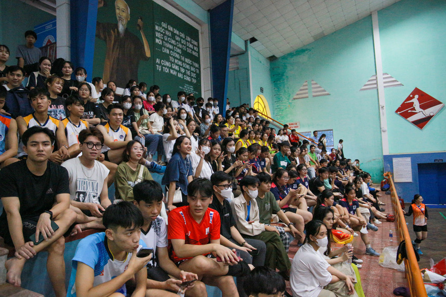 Hàng trăm sinh viên đến theo dõi và cổ vũ cho các đội thi. Hàng trăm sinh viên đến theo dõi và cổ vũ cho các đội thi.