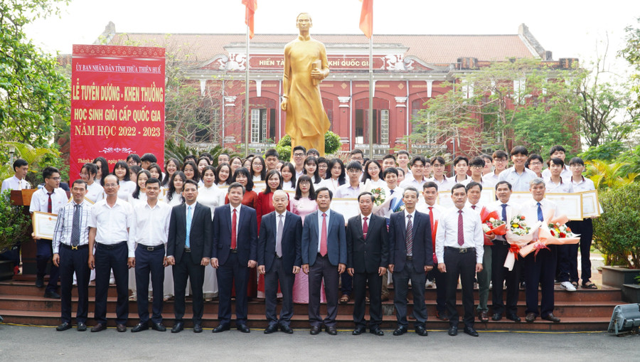 Các em học sinh đoạt giải và lãnh đạo tỉnh, các Sở Ban ngành chụp ảnh lưu niệm. (Ảnh: Ngọc Hiếu). Các em học sinh đoạt giải và lãnh đạo tỉnh, các Sở Ban ngành chụp ảnh lưu niệm. (Ảnh: Ngọc Hiếu).
