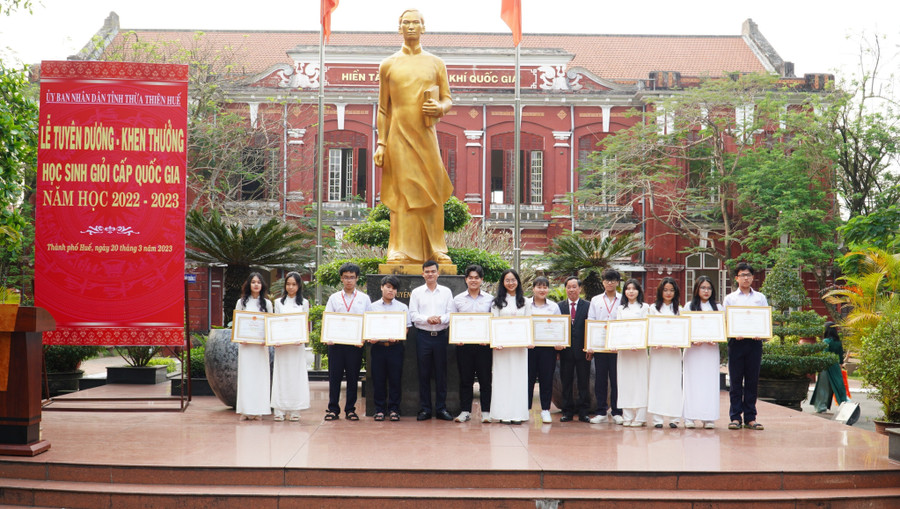 Các học sinh đoạt giải Khuyến khích. Các học sinh đoạt giải Khuyến khích.