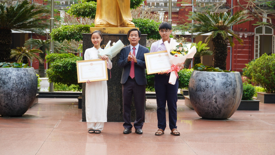 Khen thưởng 2 học sinh đoạt giải Nhất môn Toán và giải Nhất môn Tiếng Anh. Khen thưởng 2 học sinh đoạt giải Nhất môn Toán và giải Nhất môn Tiếng Anh.