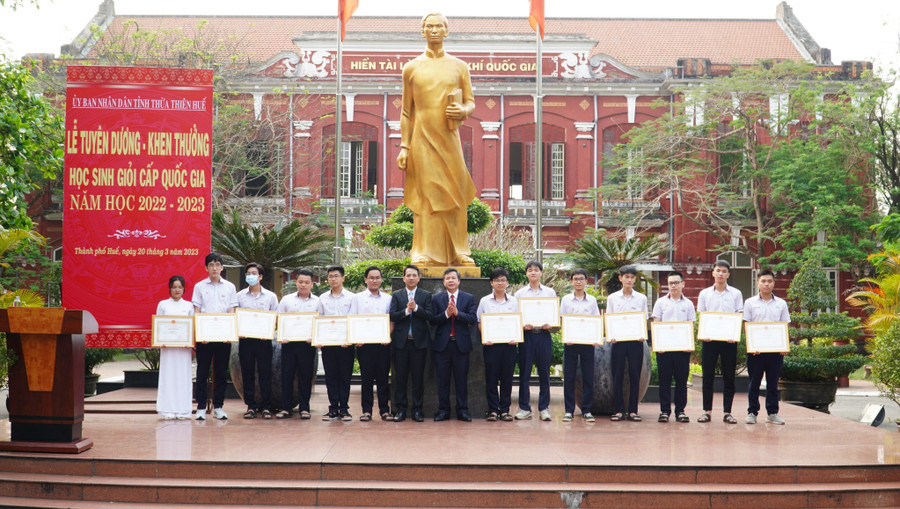 Các học sinh đoạt giải Nhì. Các học sinh đoạt giải Nhì.
