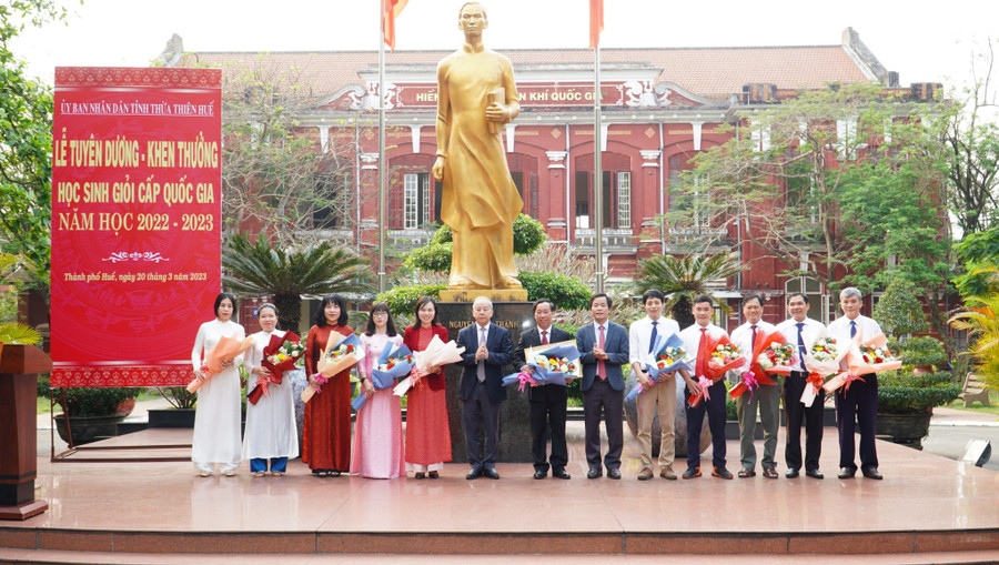 Lãnh đạo tỉnh tặng hoa chúc mừng Ban Giám hiệu Trường THPT chuyên Quốc học Huế và các thầy cô giáo bồi dưỡng học sinh đạt giải. Lãnh đạo tỉnh tặng hoa chúc mừng Ban Giám hiệu Trường THPT chuyên Quốc học Huế và các thầy cô giáo bồi dưỡng học sinh đạt giải.