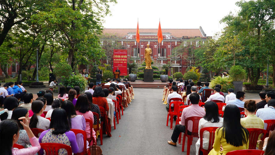Lễ tuyên dương - khen thưởng học sinh giỏi quốc gia của tỉnh Thừa Thiên - Huế diễn ra sáng 20/3 tại Trường THPT chuyên Quốc học Huế. Lễ tuyên dương - khen thưởng học sinh giỏi quốc gia của tỉnh Thừa Thiên - Huế diễn ra sáng 20/3 tại Trường THPT chuyên Quốc học Huế.
