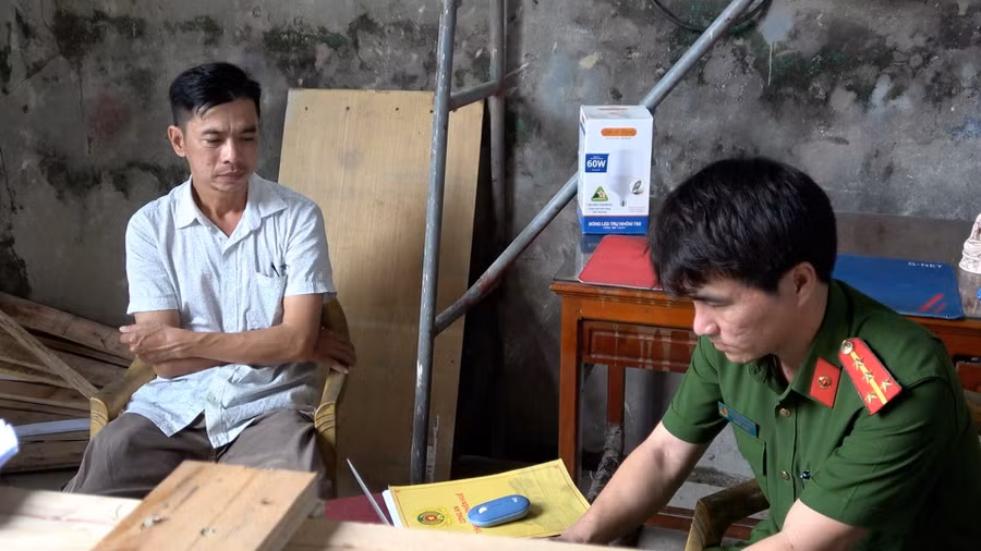 Trần Quốc Lợi (áo trắng) khai nhận hành vị làm giả kính xe ô tô.