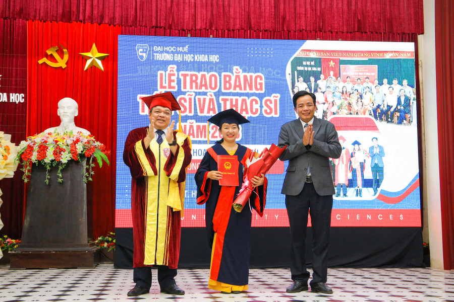 Trao bằng thạc sĩ cho học viên. Trao bằng thạc sĩ cho học viên.
