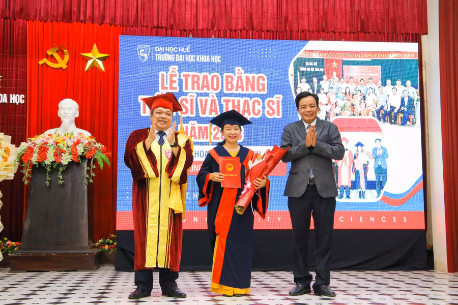 Trao bằng thạc sĩ cho học viên.