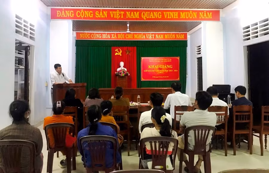 Tại phường Tứ Hạ, thị xã Hương Trà, một lớp xóa mù chữ vào ban đêm đem lại niềm hy vọng "thoát mù" cho người dân.