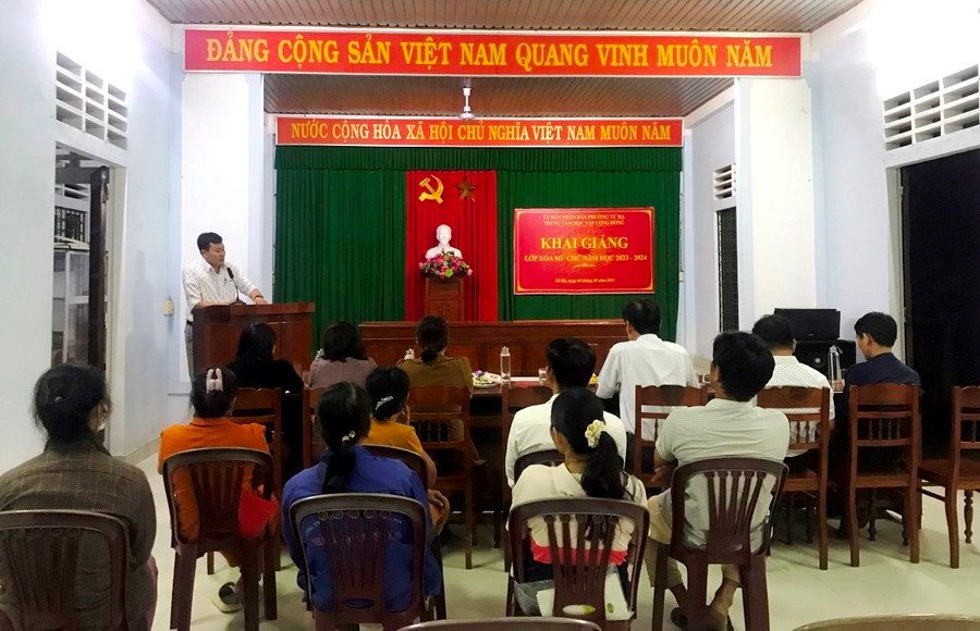Tại phường Tứ Hạ, thị xã Hương Trà, một lớp xóa mù chữ vào ban đêm đem lại niềm hy vọng "thoát mù" cho người dân.