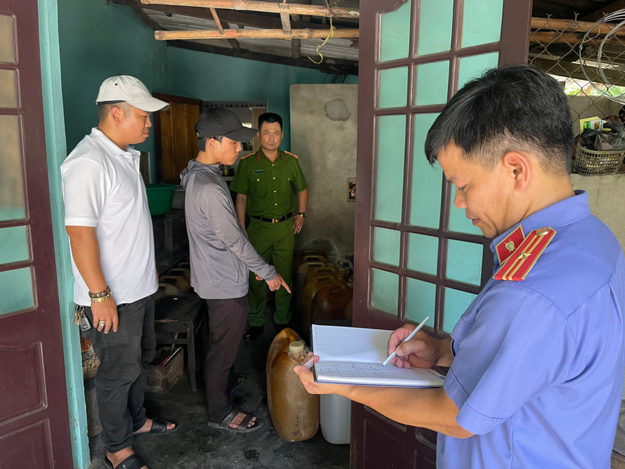 Nơi cất giấu số lượng dầu diezen mà Hoàng trộm. Nơi cất giấu số lượng dầu diezen mà Hoàng trộm.
