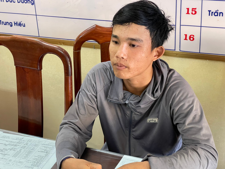 Lê Đình Hoàng tại Công an thị xã Hương Trà (Ảnh: Công an cung cấp). Lê Đình Hoàng tại Công an thị xã Hương Trà (Ảnh: Công an cung cấp).