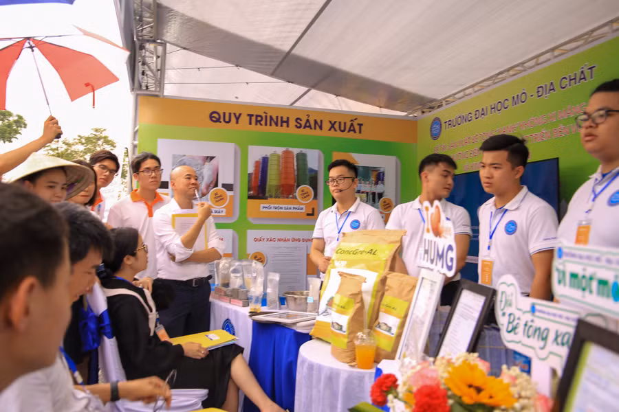 Giám khảo đang nghe trình bày ý tưởng Sản xuất bê tông "Xanh" không xi măng trộn sẵn hướng đến mục tiêu phát triển bền vững và kinh tế tuần hoàn của nhóm sinh viên trường ĐH Mỏ - Địa chất.