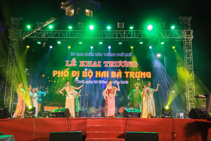 Trình diễn trang phục của Ấn Độ. (Ảnh: Hoàng Hải).