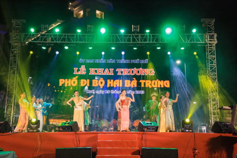 Trình diễn trang phục của Ấn Độ. (Ảnh: Hoàng Hải).