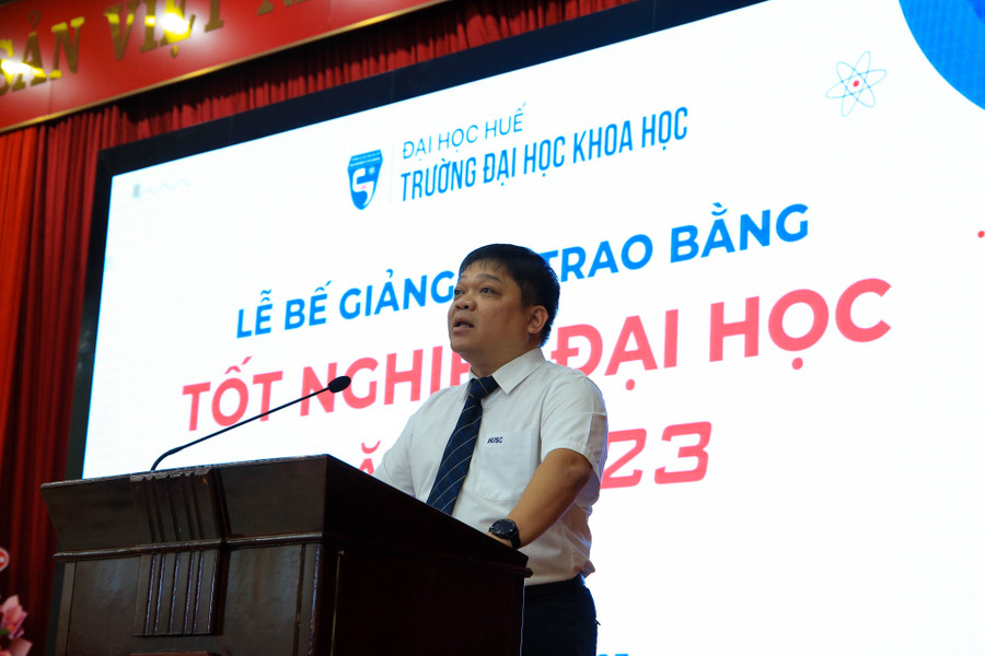PGS.TS. Võ Thanh Tùng - Hiệu trưởng Trường ĐH Khoa học, ĐH Huế phát biểu tại buổi lễ. PGS.TS. Võ Thanh Tùng - Hiệu trưởng Trường ĐH Khoa học, ĐH Huế phát biểu tại buổi lễ.