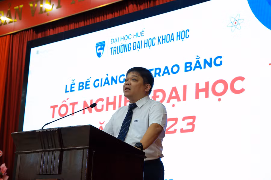PGS.TS. Võ Thanh Tùng - Hiệu trưởng Trường ĐH Khoa học, ĐH Huế phát biểu tại buổi lễ.