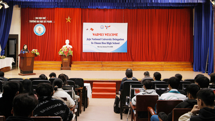 Buổi gặp mặt đầu tuần giữa đoàn sinh viên Hàn Quốc và học sinh Thừa Thiên - Huế tại Trường THPT Thuận Hóa, ĐH Sư phạm, ĐH Huế. Buổi gặp mặt đầu tuần giữa đoàn sinh viên Hàn Quốc và học sinh Thừa Thiên - Huế tại Trường THPT Thuận Hóa, ĐH Sư phạm, ĐH Huế.