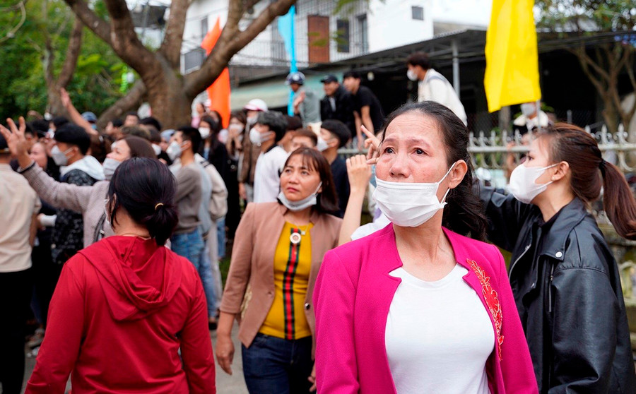 Một người mẹ mắt ngấn lệ khi chia tay con.