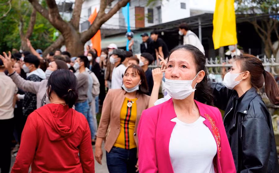 Một người mẹ mắt ngấn lệ khi chia tay con.