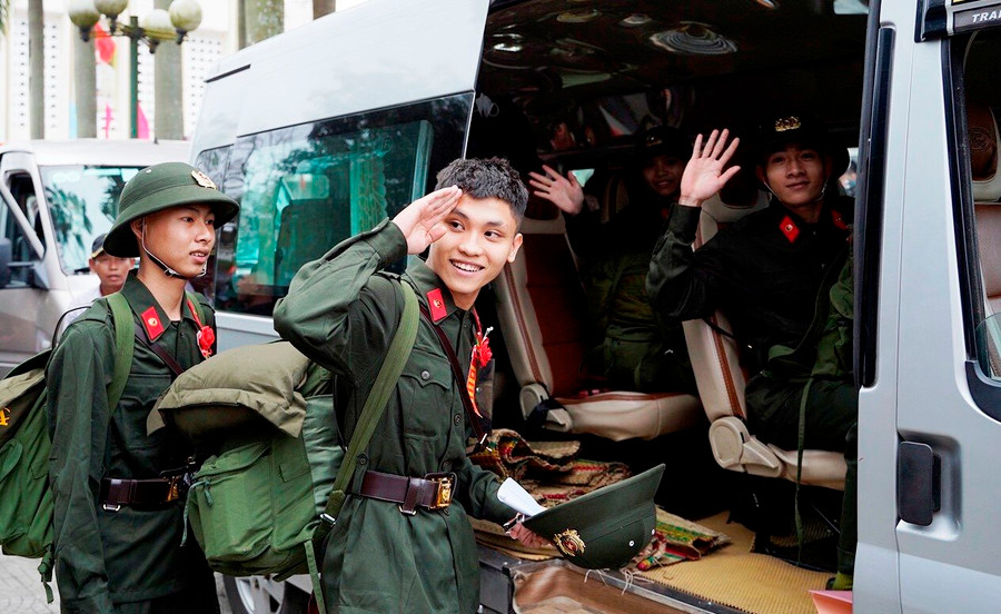 Các tân binh vẫy tay chào người thân theo phong cách nhà lính.