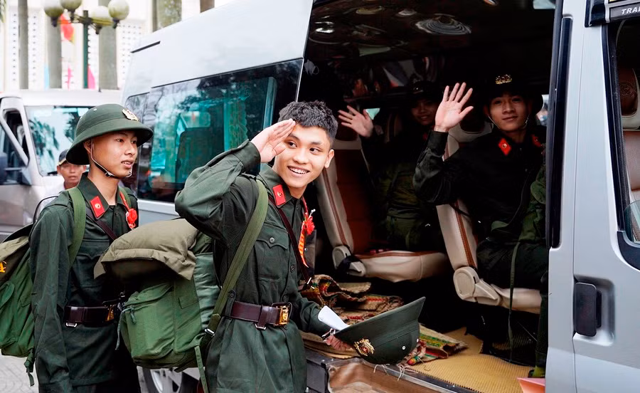 Các tân binh vẫy tay chào người thân theo phong cách nhà lính.