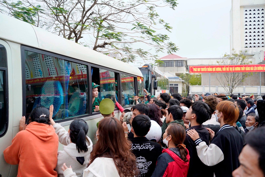 Đông nghẹt người nhà đến chia tay các tân binh.
