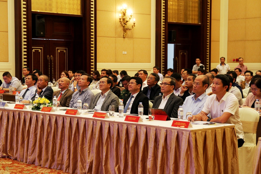 Các lãnh đạo, đại biểu cùng hơn 30 doanh nghiệp, đại lý, hãng tàu có lượng hàng lớn qua cảng Chân Mây tham dự. Các lãnh đạo, đại biểu cùng hơn 30 doanh nghiệp, đại lý, hãng tàu có lượng hàng lớn qua cảng Chân Mây tham dự.