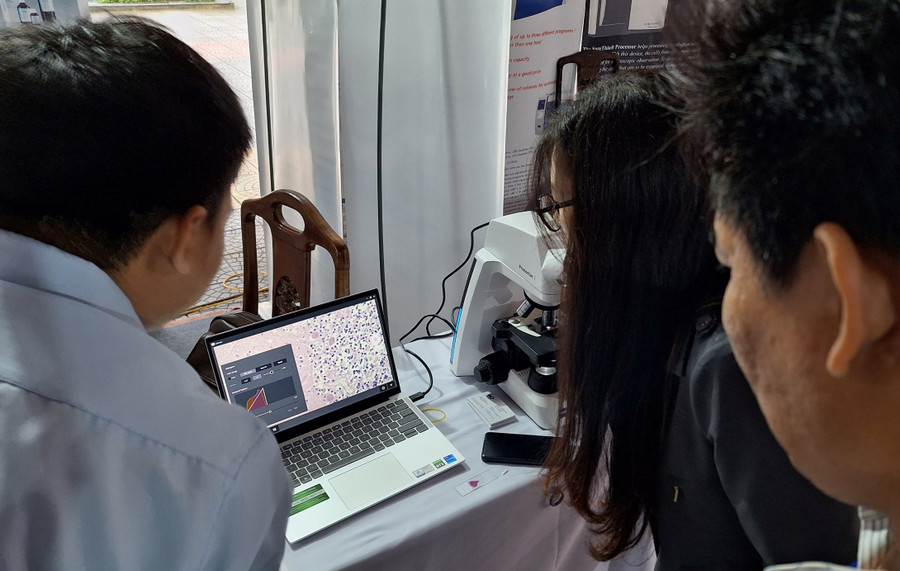 Khách mời, các chuyên gia xem các kỹ thuật mới về Giải phẫu bệnh - Tế bào học tại hội thảo. Khách mời, các chuyên gia xem các kỹ thuật mới về Giải phẫu bệnh - Tế bào học tại hội thảo.