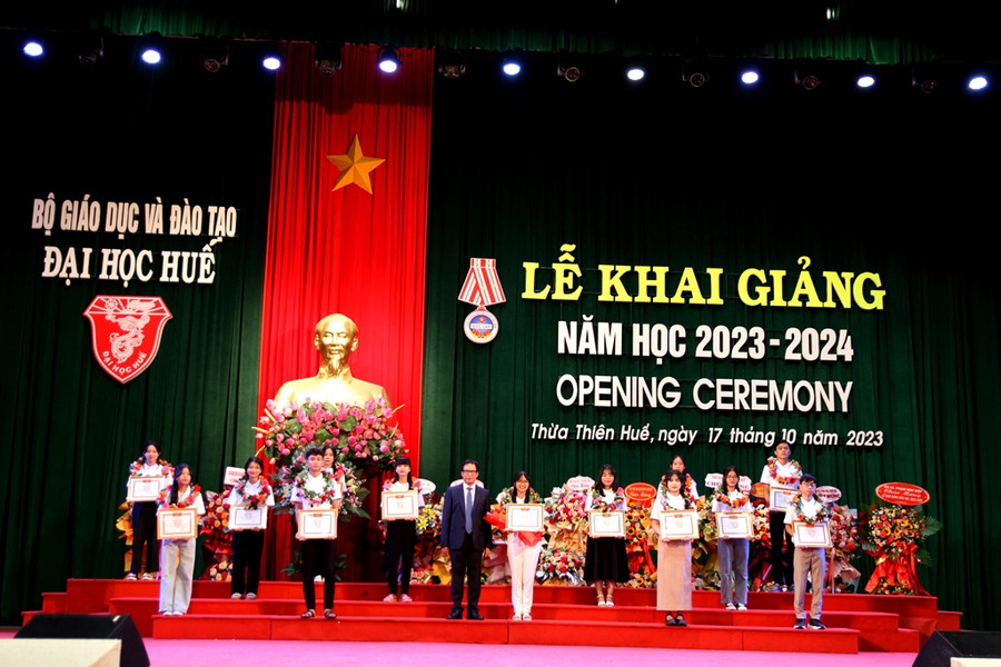 Khen thưởng Thủ khoa ĐH Huế và Thủ khoa các trường ĐH thành viên, Khoa, Phân hiệu trực thuộc.