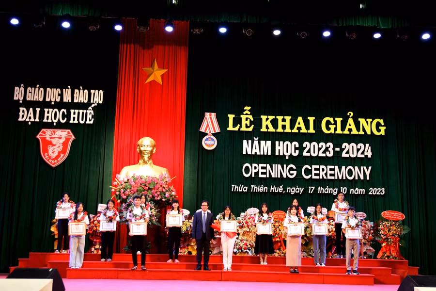 Khen thưởng Thủ khoa ĐH Huế và Thủ khoa các trường ĐH thành viên, Khoa, Phân hiệu trực thuộc.