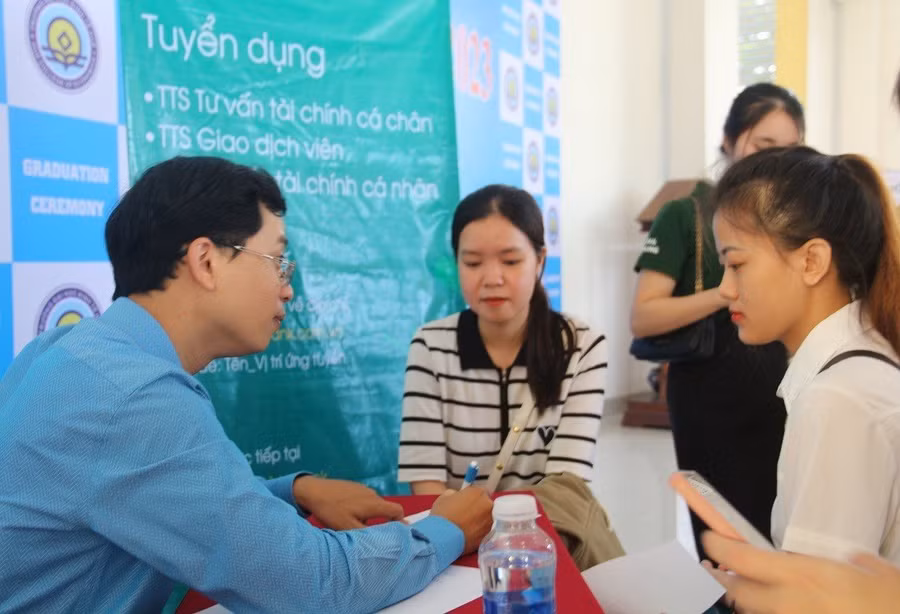 Sinh viên trao đổi với doanh nghiệp về các vị trí tuyển dụng.