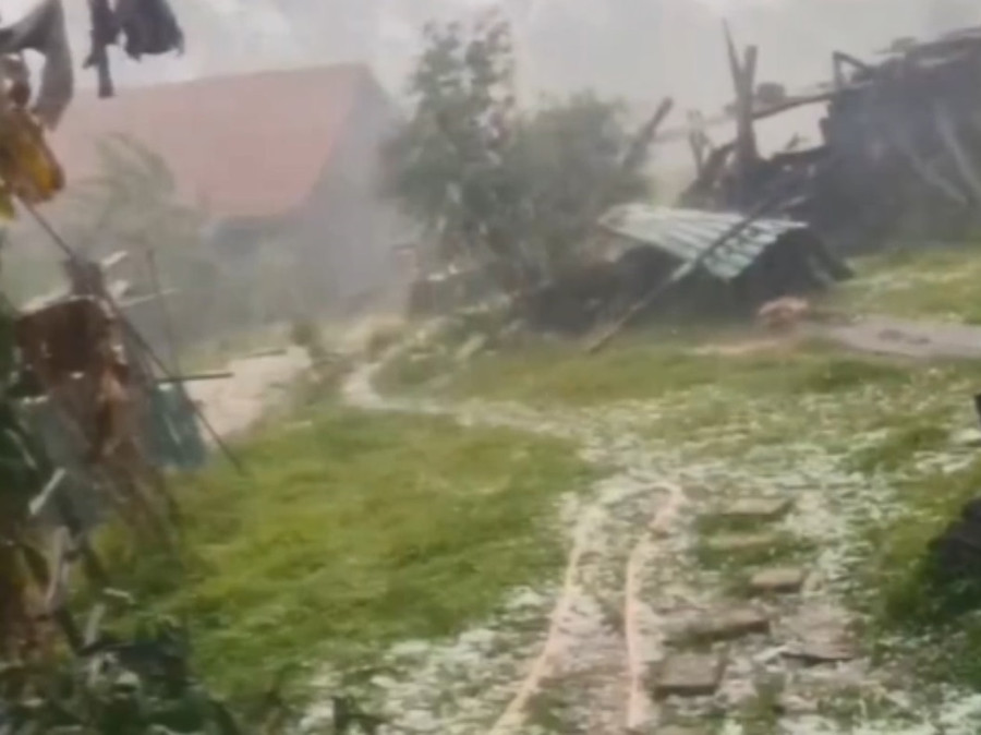 Mưa đá kèm gió lớn tại xã Hương Phong, huyện A Lưới. Mưa đá kèm gió lớn tại xã Hương Phong, huyện A Lưới.