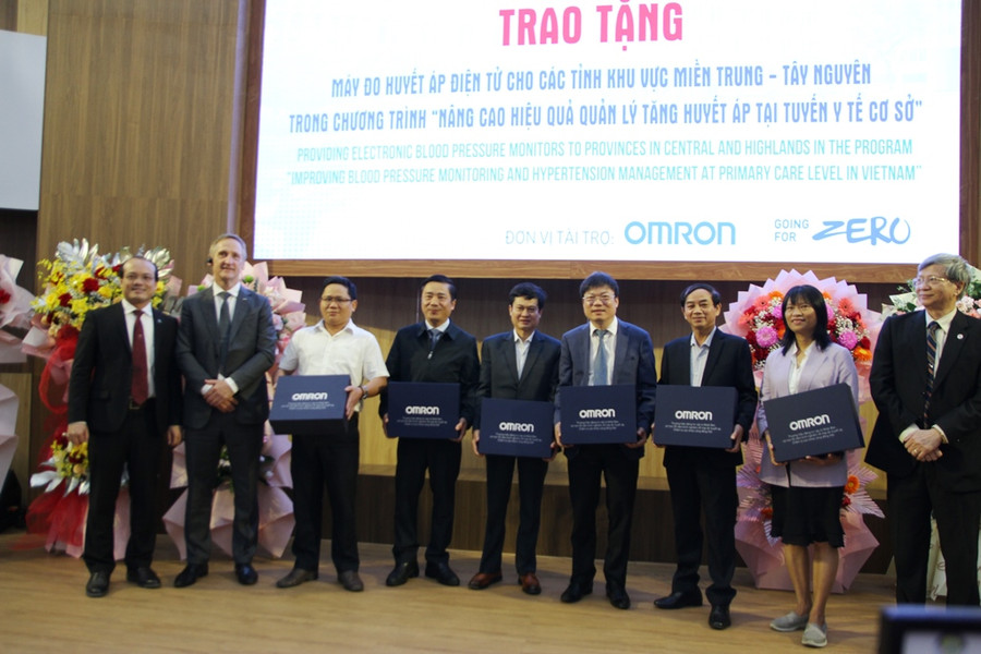 Trao tặng các Trạm Y tế khu vực miền Trung & Tây Nguyên 1.000 máy đo huyết áp điện tử để tăng cường chất lượng chăm sóc ban đầu theo nguyên lý Y học gia đình. (Ảnh: Đại Dương) Trao tặng các Trạm Y tế khu vực miền Trung & Tây Nguyên 1.000 máy đo huyết áp điện tử để tăng cường chất lượng chăm sóc ban đầu theo nguyên lý Y học gia đình. (Ảnh: Đại Dương)