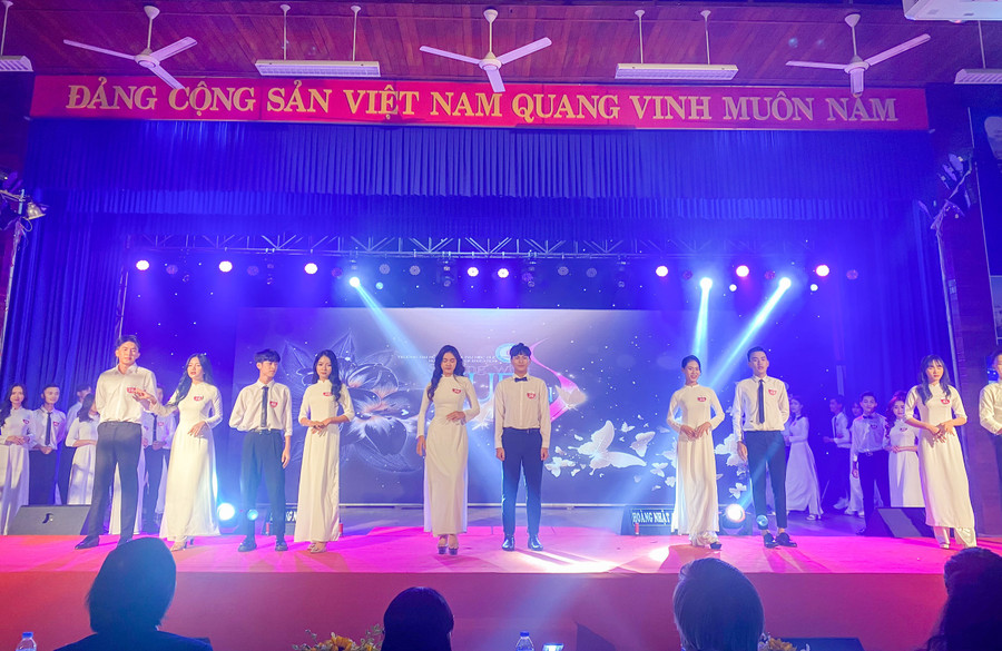 19 cặp đôi dự thi Nét đẹp giảng đường tại đêm Chung kết "Tỏa sáng cùng HUEdu" mừng năm mới 2023. 19 cặp đôi dự thi Nét đẹp giảng đường tại đêm Chung kết "Tỏa sáng cùng HUEdu" mừng năm mới 2023.