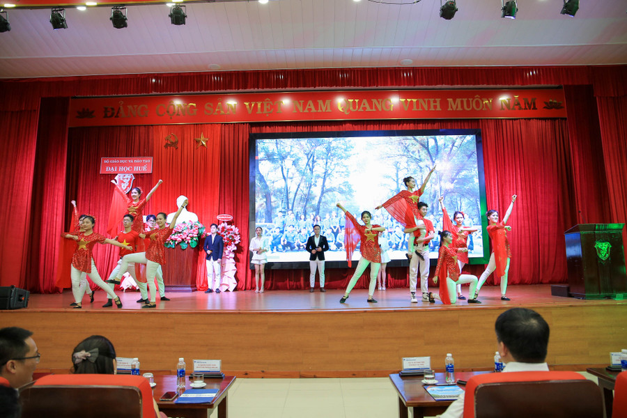 Văn nghệ chào mừng. Văn nghệ chào mừng.