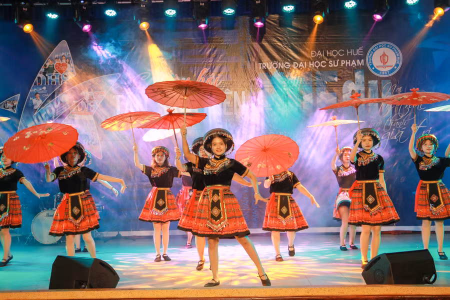 Đặc sắc chương trình nghệ thuật chào đón tân sinh viên Trường ĐH Sư phạm, ĐH Huế.