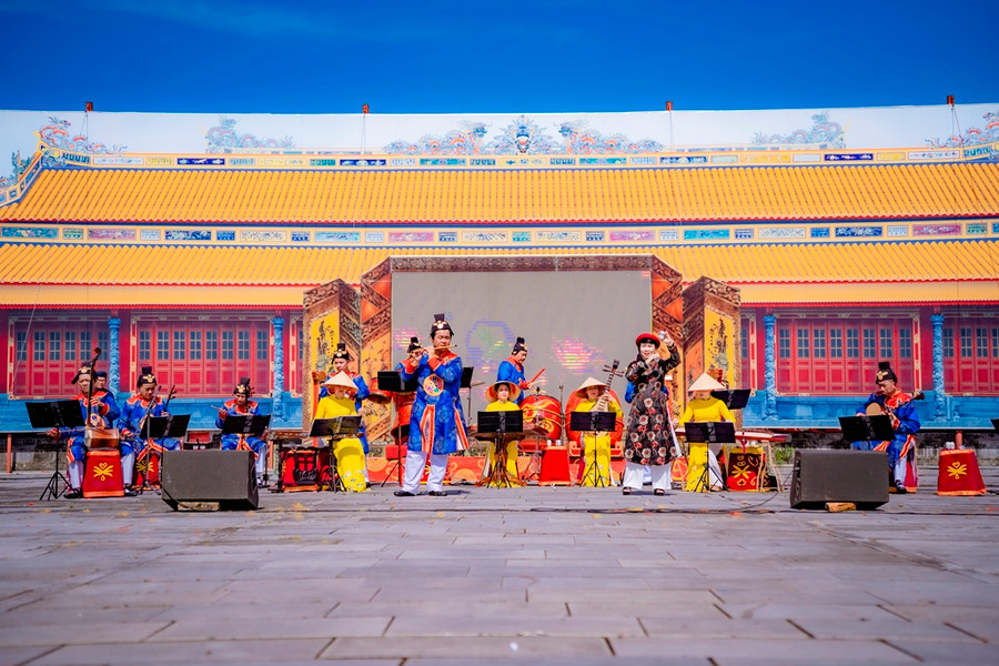 Biểu diễn Nhã nhạc Cung đình Huế. Biểu diễn Nhã nhạc Cung đình Huế.