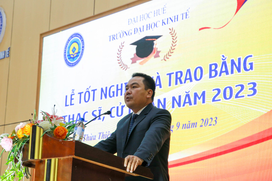 PGS.TS Trương Tấn Quân – Hiệu trưởng Trường ĐH Kinh tế, ĐH Huế phát biểu tại buổi lễ. PGS.TS Trương Tấn Quân – Hiệu trưởng Trường ĐH Kinh tế, ĐH Huế phát biểu tại buổi lễ.