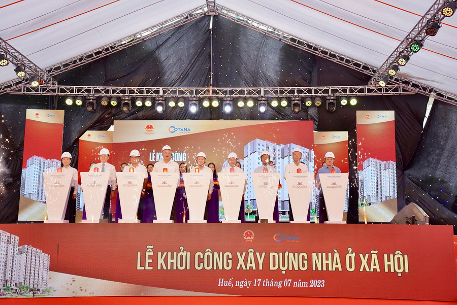 Các đại biểu bấm nút khởi công dự án. (Ảnh: Đình Hoàng) Các đại biểu bấm nút khởi công dự án. (Ảnh: Đình Hoàng)