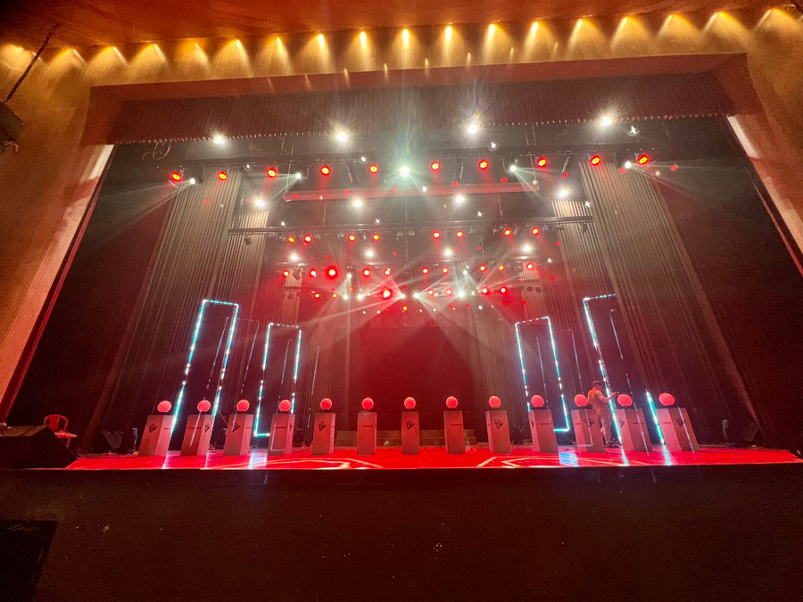 Thử ánh sáng. (Ảnh: Bá Chính).