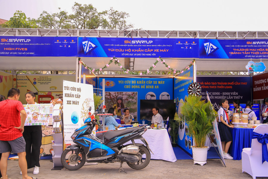 Gian hàng túi cứu hộ khẩn cấp xe máy là một ý tưởng của học sinh thuộc Sở GD&amp;ĐT tỉnh Hưng Yên nhằm khắc phục được những sự cố khẩn cấp khi đi trên đường như: Bị thủng lốp, hết hơi, hết xăng,... Bộ sản phẩm gồm có 4 dụng cụ chính: Khoá phanh tay xe máy: Khóa phanh sau để cố định bánh sau xe máy, chống trộm; Bộ vít vá lốp không săm (Lõi kim loại bọc silicone): Thế vào lỗ thủng do vật nhọn để lại, chống rò rỉ hơi tại vị trí đó; Ống bơm hơi từ ống xả: Dẫn hơi từ ống xả vào săm xe; Bộ truyền hút nhiên liệu: Truyền hút nhiên liệu bằng van 1 chiều giữa 2 xe máy.