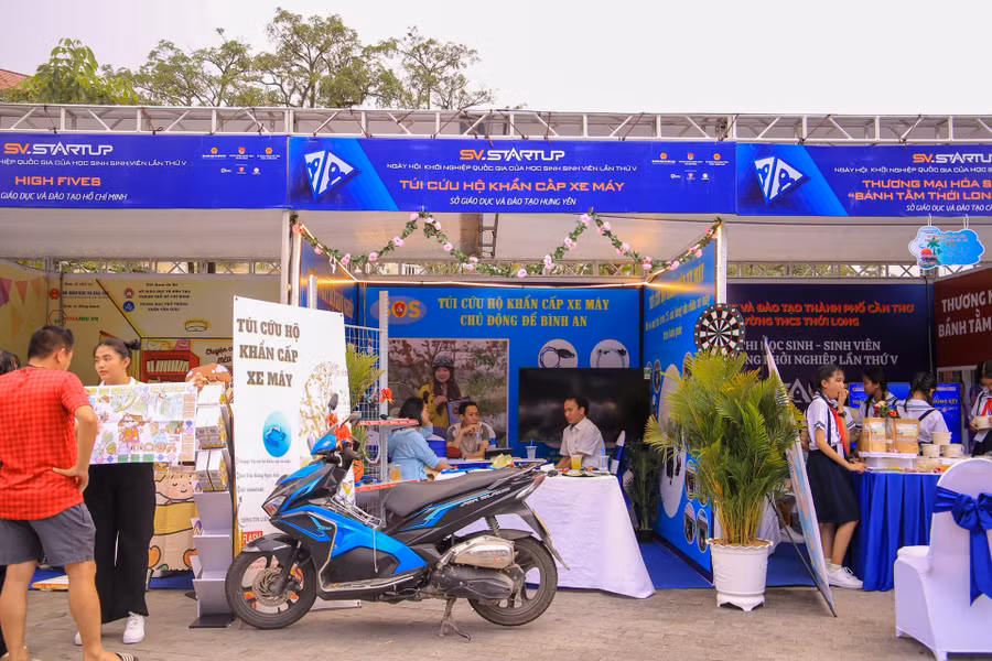 Gian hàng túi cứu hộ khẩn cấp xe máy là một ý tưởng của học sinh thuộc Sở GD&amp;ĐT tỉnh Hưng Yên nhằm khắc phục được những sự cố khẩn cấp khi đi trên đường như: Bị thủng lốp, hết hơi, hết xăng,... Bộ sản phẩm gồm có 4 dụng cụ chính: Khoá phanh tay xe máy: Khóa phanh sau để cố định bánh sau xe máy, chống trộm; Bộ vít vá lốp không săm (Lõi kim loại bọc silicone): Thế vào lỗ thủng do vật nhọn để lại, chống rò rỉ hơi tại vị trí đó; Ống bơm hơi từ ống xả: Dẫn hơi từ ống xả vào săm xe; Bộ truyền hút nhiên liệu: Truyền hút nhiên liệu bằng van 1 chiều giữa 2 xe máy.