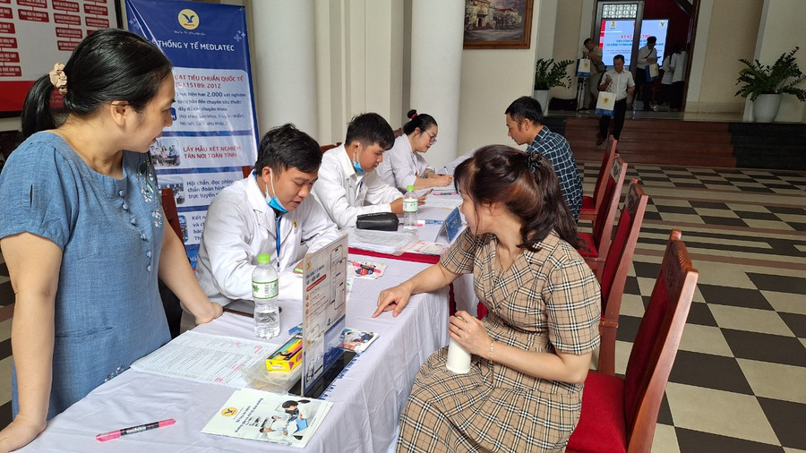 Các viên chức, người lao động Đại học Huế cung cấp thông tin để làm xét nghiệm máu miễn phí sau buổi lễ. (Ảnh: Đại Dương)