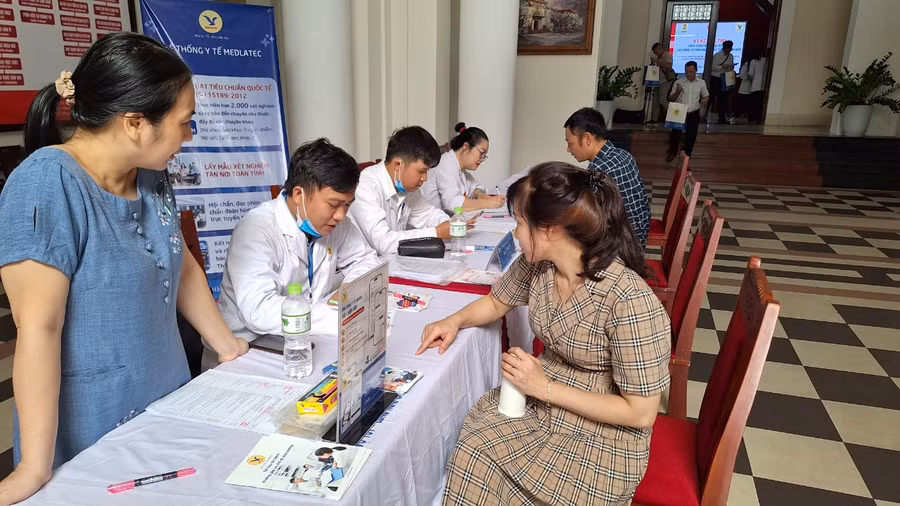 Các viên chức, người lao động Đại học Huế cung cấp thông tin để làm xét nghiệm máu miễn phí sau buổi lễ. (Ảnh: Đại Dương)