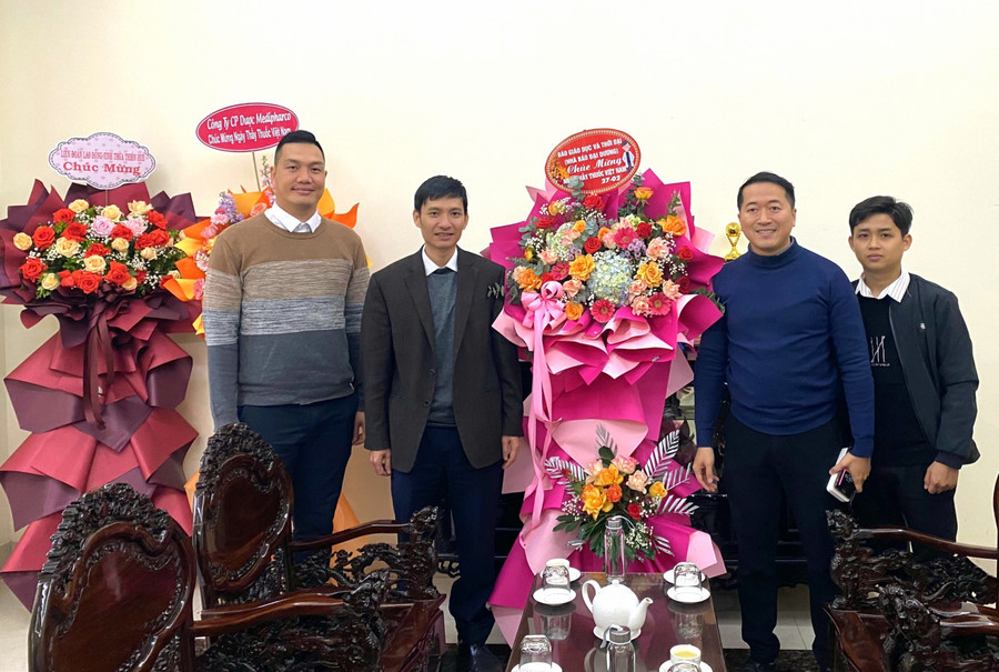 TS. Đặng Phước Hải - Phó Hiệu trưởng Trường Cao đẳng Y tế Huế và CN. Bùi Thế Lực - Phó Trưởng phòng (phụ trách phòng) Tổ chức - Hành chính Trường chụp ảnh lưu niệm cùng PV Báo Giáo dục và Thời đại. (Ảnh: Hoàng Hải).