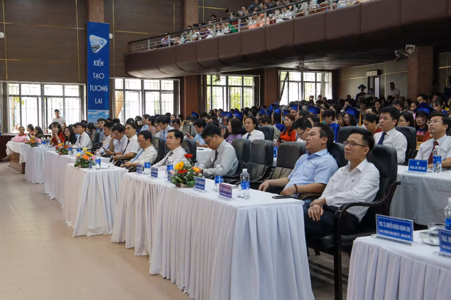 Các đại biểu, khách mời, cùng đông đảo các sinh viên và các bậc phụ huynh tham gia buổi Lễ tốt nghiệp.