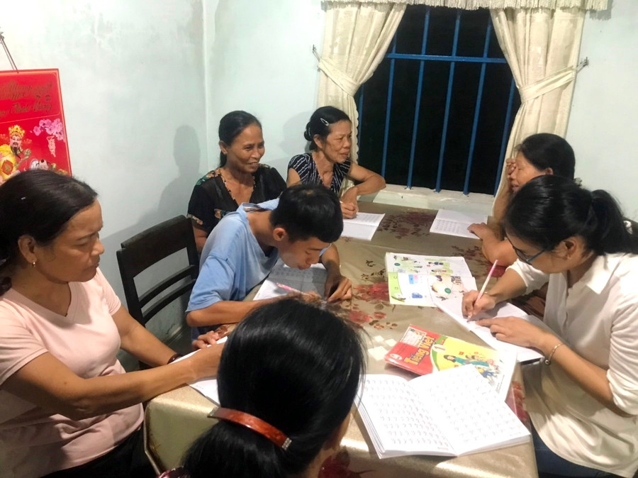 Tại xã Quảng Thành, huyện Quảng Điền, các học viên tranh thủ thời gian ban đêm để đi học.