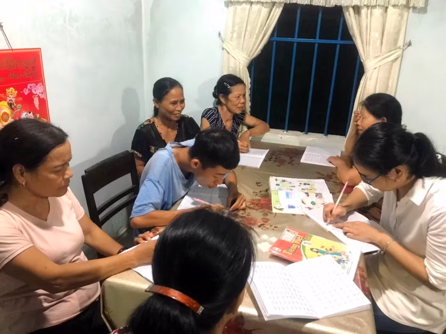 Tại xã Quảng Thành, huyện Quảng Điền, các học viên tranh thủ thời gian ban đêm để đi học.