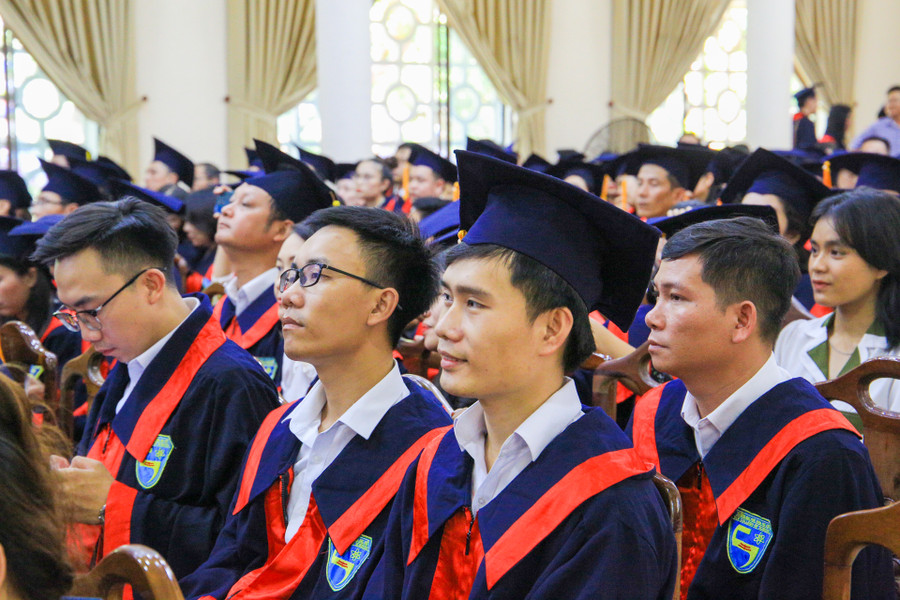 Các học viên háo hức chờ nhận bằng tại lễ tốt nghiệp. Các học viên háo hức chờ nhận bằng tại lễ tốt nghiệp.